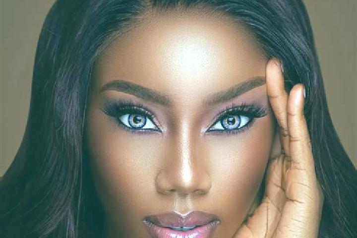 Luna, 26, a chestnut blue-eyed ebony companion based in Naidas. Offering Tantra, OWO, GFE. Available for incall and outcall, overnight bookings available.