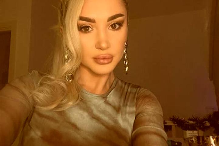 Luna, 27, a chestnut blue-eyed mixed companion based in Cingia de Botti. Offering GFE, BDSM, Dinner Date. Available for incall and outcall, overnight booking...
