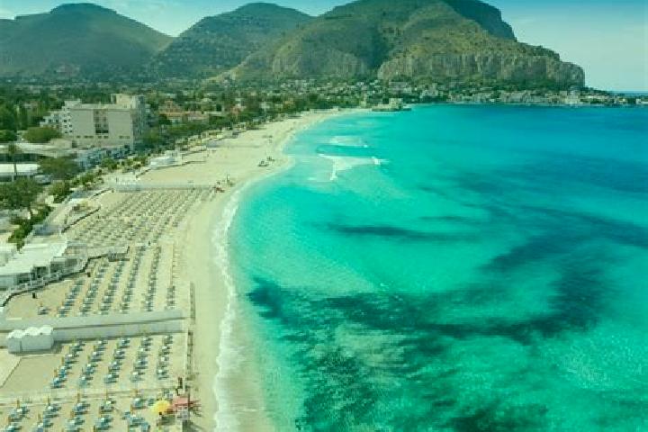 Luna, 27 — Escort in Santa Venerina, Italy