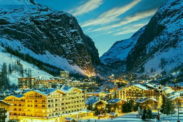 Luna, 28 — Escort in Val-d Isere, France