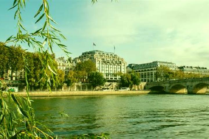 Luna, 30 — Escort in Cheval-Blanc, France