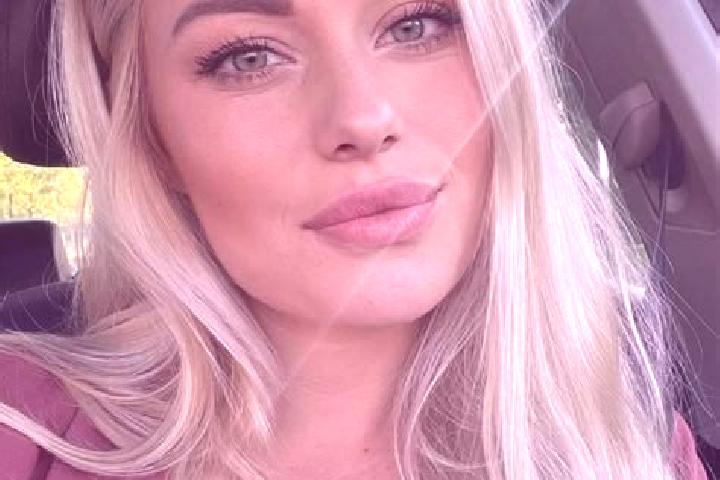 Luna, 34, a blonde hazel-eyed mediterranean companion based in Auckley. Offering Erotic Massage, Fetish, 69. Available for incall and outcall, overnight book...