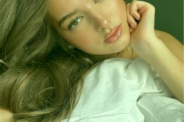 Luna, 35, a brunette hazel-eyed latina companion based in Santa Maria de Cayon. Offering Erotic Massage, Party Girl, Girlfriend Experience, Travel Companion....
