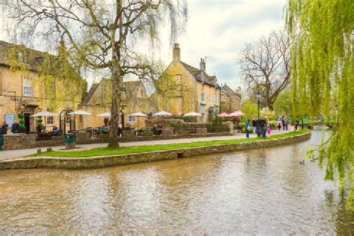 Luna, 38, a red amber-eyed caucasian companion based in Bourton on the Water. Offering Duos, Overnight, Massage, BDSM. Available for incall and outcall, day ...