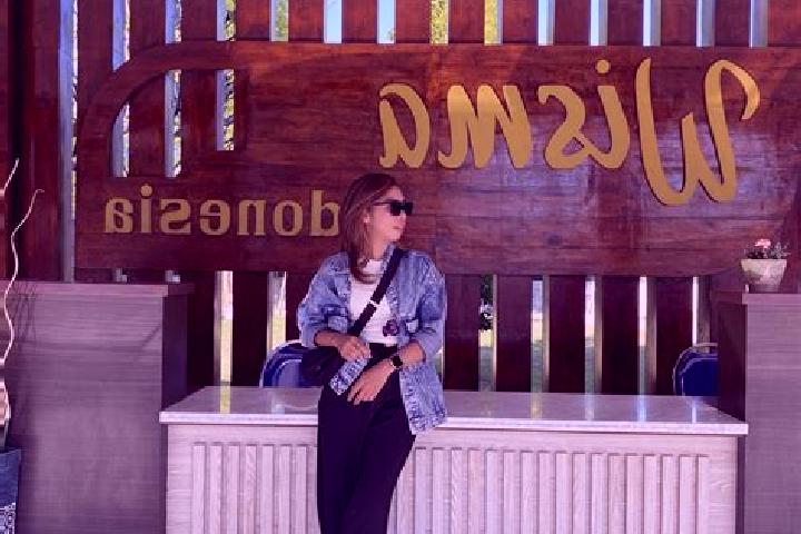 Luna, 39 — Escort in Tuamese, Indonesia