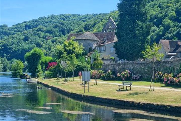 Madison, 24 — Escort in Beaulieu-sur-Dordogne, France
