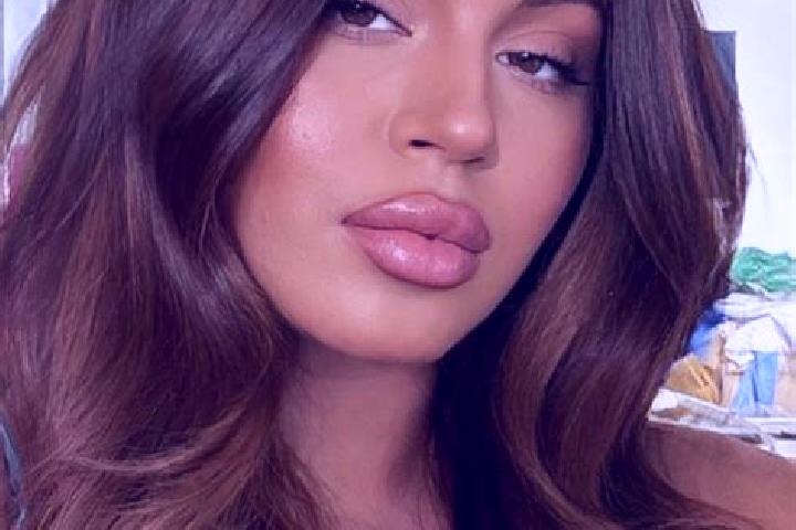 Madison, 25, a auburn brown-eyed latina companion based in Grindavik. Offering Striptease, Massage, A-Level, 69, Duos. Available for incall and outcall, over...