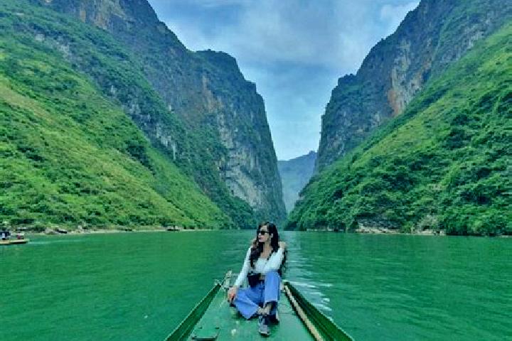 Madison, 26, a red grey-eyed mixed companion based in Nho Quan. Offering Tantra, Travel Companion, 69, A-Level, Couples. Available for incall and outcall, ov...