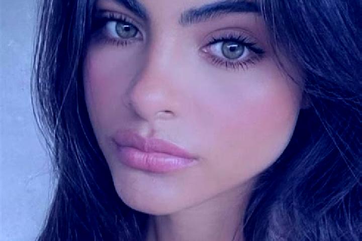 Madison, 35, a brunette dark-eyed indian companion based in San Giovanni in Persiceto. Offering Striptease, Erotic Massage, Party Girl, 69. Available for inc...
