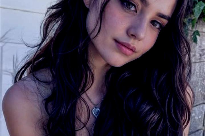 Madison, 37, a auburn hazel-eyed middle eastern companion based in Podu Pitarului. Offering GFE, Tantra, Deep French Kissing, Erotic Massage. Available for i...