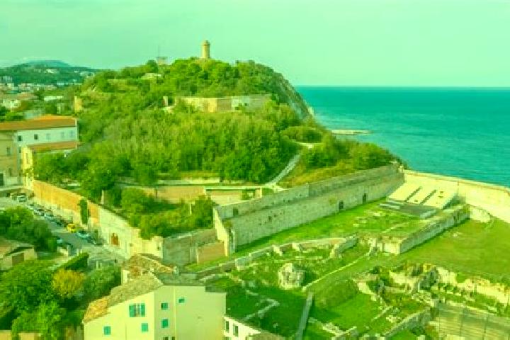 Maya, 20 — Escort in Palaia, Italy