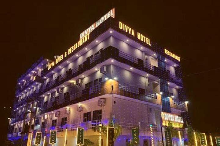 Maya, 20 — Escort in Tikri Khurd, India