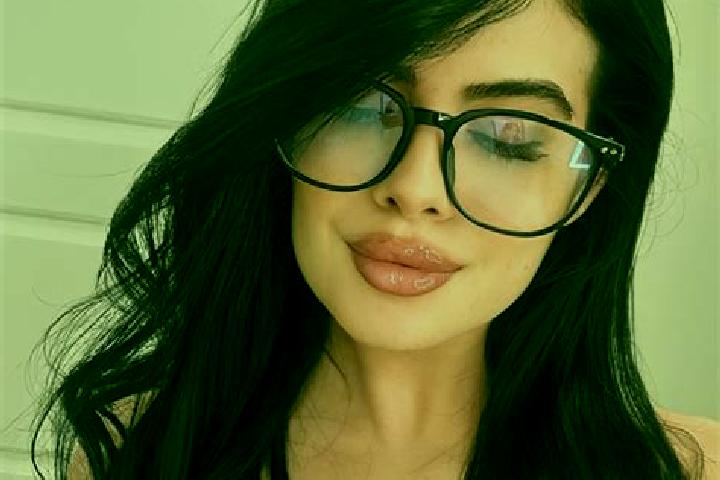 Maya, 22 — Escort in Horodniceni, Romania