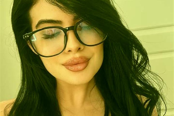 Maya, 22 — Escort in Totoesti, Romania