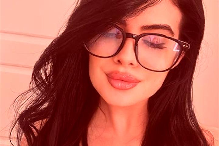 Maya, 22 — Escort in Voslabeni, Romania