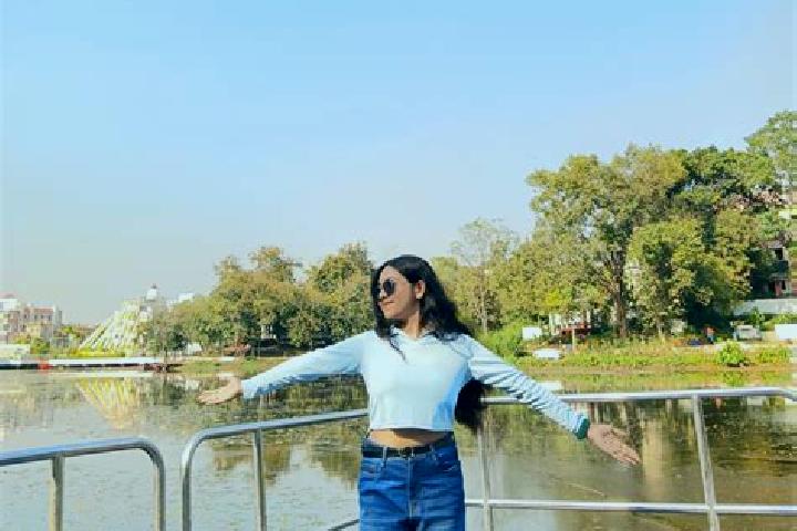 Maya, 23 — Escort in Santirbazar, India