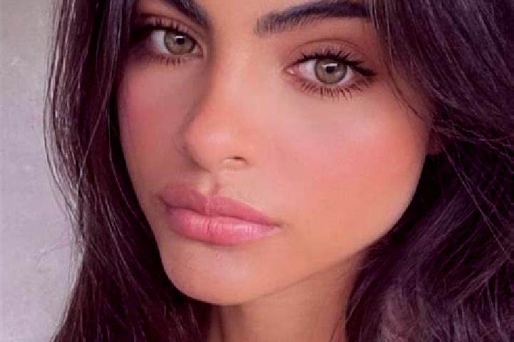 Maya, 24, a brunette dark-eyed indian companion based in Gissi. Offering OWO, Party Girl, Duos. Available for incall and outcall, day and evening dates.