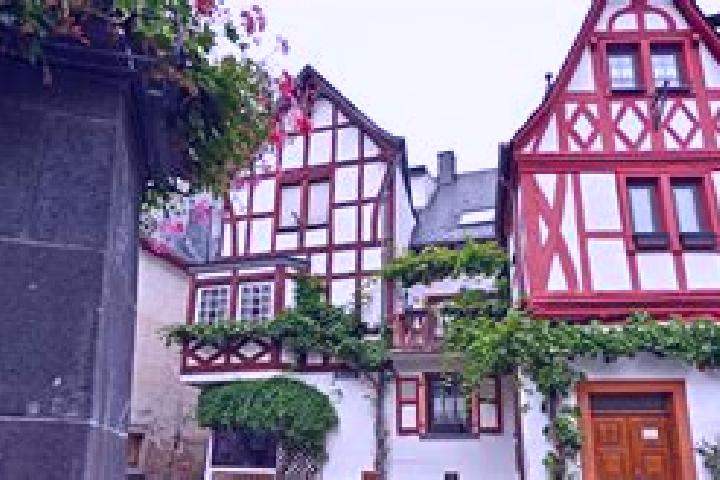 Maya, 30 — Escort in Ediger-Eller, Germany