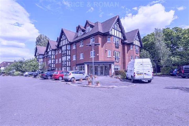 Maya, 32 — Escort in Hinchley Wood, United Kingdom