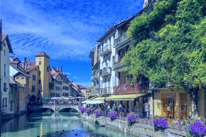 Maya, 35 — Escort in Merpins, France