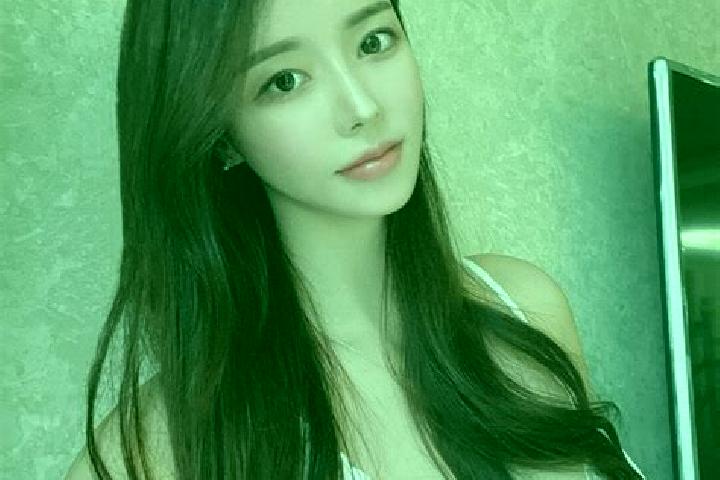 Mia, 20 — Escort in A erda, China