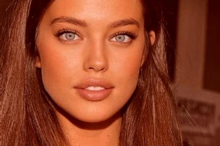Mia, 21, a brunette grey-eyed mediterranean companion based in Peridot. Offering Erotic Massage, Girlfriend Experience, OWO, Dinner Date, Deep French Kissing...