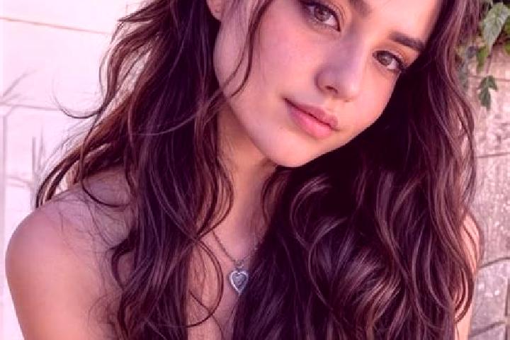 Mia, 22, a brunette hazel-eyed middle eastern companion based in Laurenzana. Offering Erotic Massage, Overnight, OWO, 69. Available for incall and outcall, d...