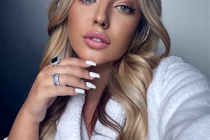 Mia, 23 — Escort in Medreac, France