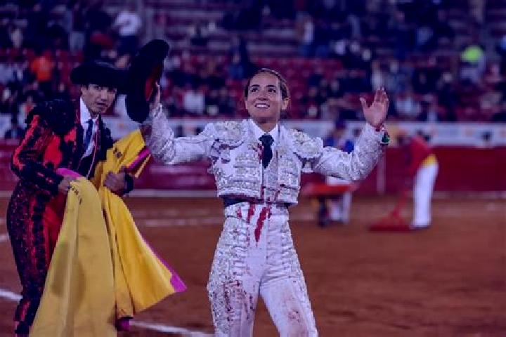 Mia, 24 — Escort in Toreo Bajo (El Toreo Bajo), Mexico