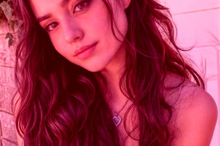 Mia, 25, a auburn hazel-eyed mediterranean companion based in Karangsadang. Offering Erotic Massage, OWO, Deep French Kissing, Travel Companion, Roleplay. Av...