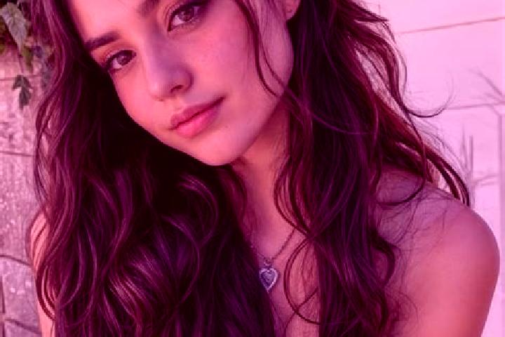 Mia, 25, a brunette hazel-eyed latina companion based in Richerenches. Offering Domination, Prostate Massage, Erotic Massage, Party Girl. Available for incal...