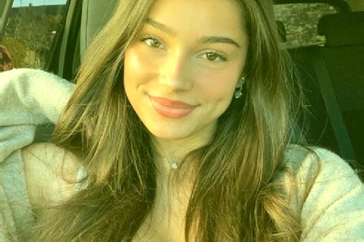 Mia, 26, a brunette hazel-eyed european companion based in Prevost. Offering Roleplay, Dinner Date, Party Girl, Couples, Duos. Available for incall and outca...