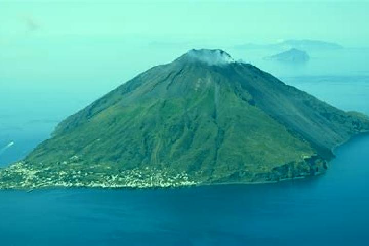 Mia, 26 — Escort in Stromboli, Italy