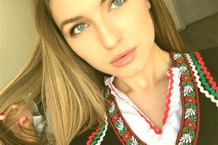 Mia, 28, a dark blonde green-eyed slavic companion based in Tulangan Utara. Offering Dinner Date, Fetish, Overnight, CIM, Girlfriend Experience. Available fo...