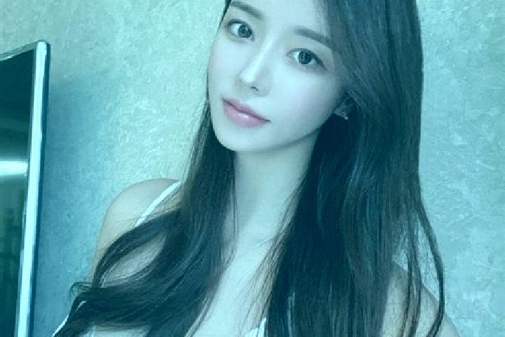 Mia, 28 — Escort in Housuo, China