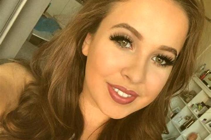 Mia, 31, a auburn amber-eyed latina companion based in San Llorente. Offering Couples, Domination, Dinner Date. Available for incall and outcall, overnight b...