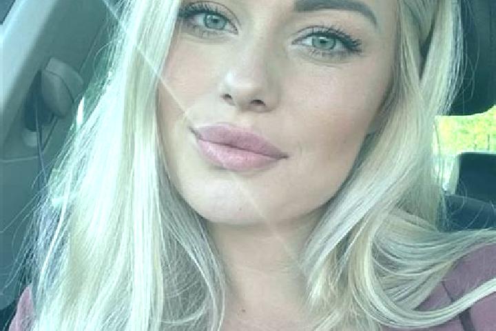 Mia, 36, a blonde hazel-eyed caucasian companion based in Pires do Rio. Offering Fetish, BDSM, Striptease. Available for incall and outcall, day and evening ...