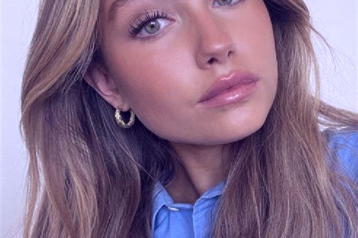 Mia, 37, a dark blonde green-eyed mixed companion based in Ervy-le-Chatel. Offering Roleplay, Erotic Massage, Fetish, Deep French Kissing. Available for inca...