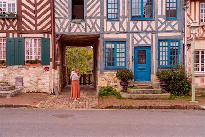 Mia, 37 — Escort in Moulle, France