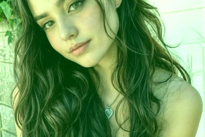 Mila, 20, a auburn hazel-eyed caribbean companion based in Village of Campton Hills. Offering Deep French Kissing, Party Girl, Dinner Date. Available for inc...