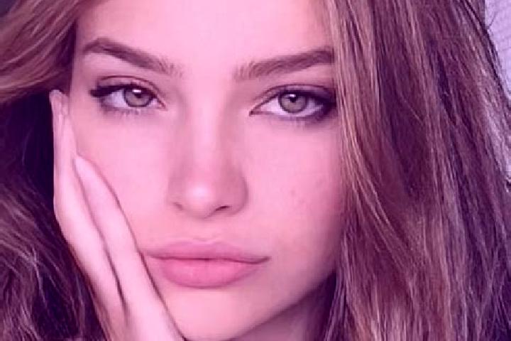Mila, 21, a dark blonde hazel-eyed latina companion based in Bucuresci. Offering Overnight, OWO, Prostate Massage, Party Girl, Tantra. Available for incall a...