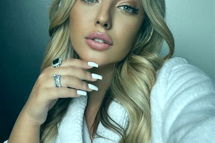 Mila, 23 — Escort in Iscroni, Romania