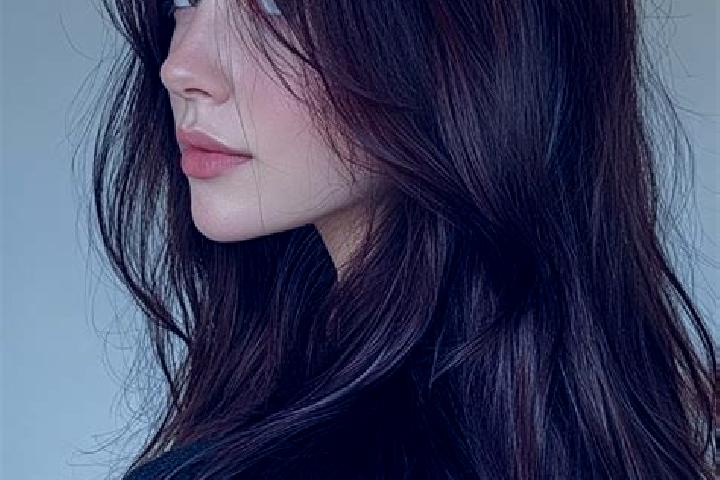 Mila, 32, a auburn brown-eyed caucasian companion based in Kenjo Krajan. Offering A-Level, CIM, GFE, Dinner Date. Available for incall and outcall, day and e...