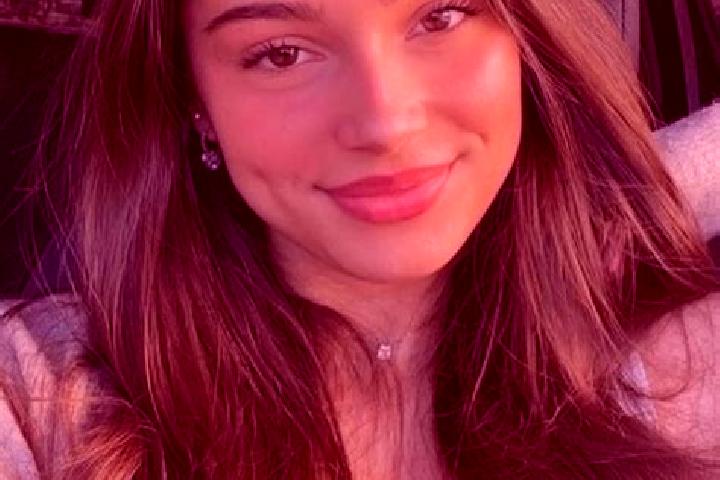Mila, 38, a brunette hazel-eyed slavic companion based in Anjani Barat. Offering Erotic Massage, Travel Companion, OWO, Prostate Massage. Available for incal...