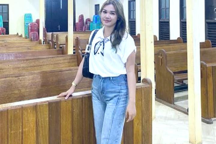 Naomi, 20 — Escort in Serawai, Indonesia