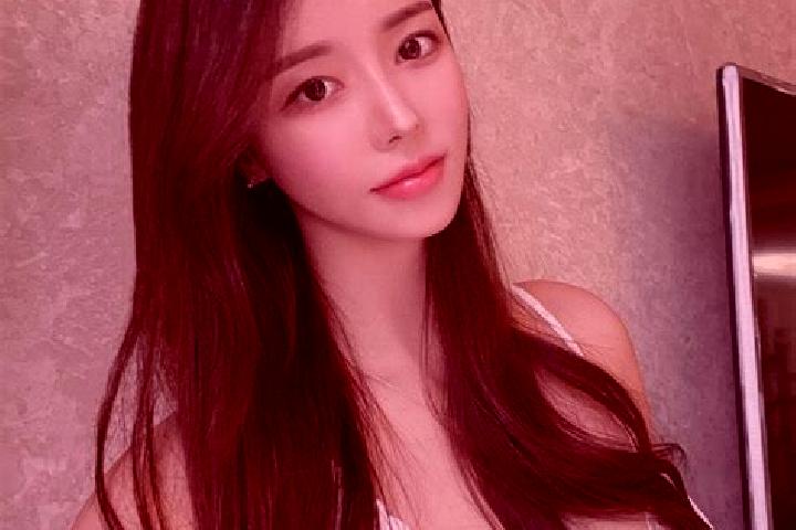 Naomi, 21 — Escort in Shuangjing, China