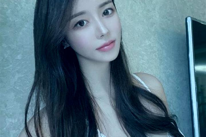 Naomi, 22 — Escort in Beidiantou, China