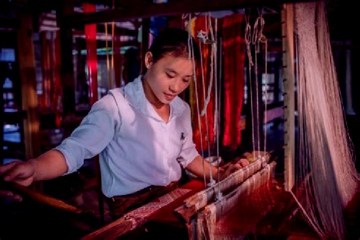 Naomi, 22 — Escort in Jingfeng, China