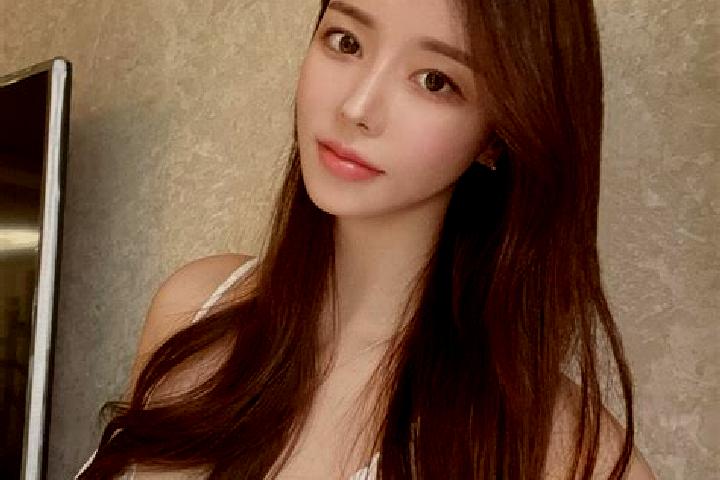 Naomi, 22 — Escort in Yigezi Ye er, China