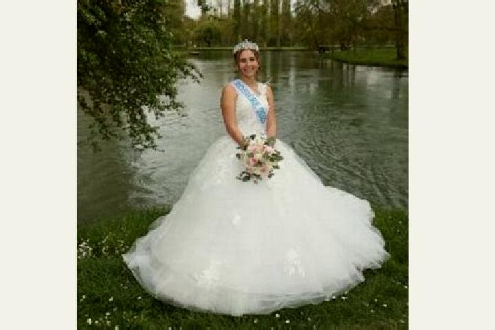 Naomi, 23 — Escort in Mehun-sur-Yevre, France